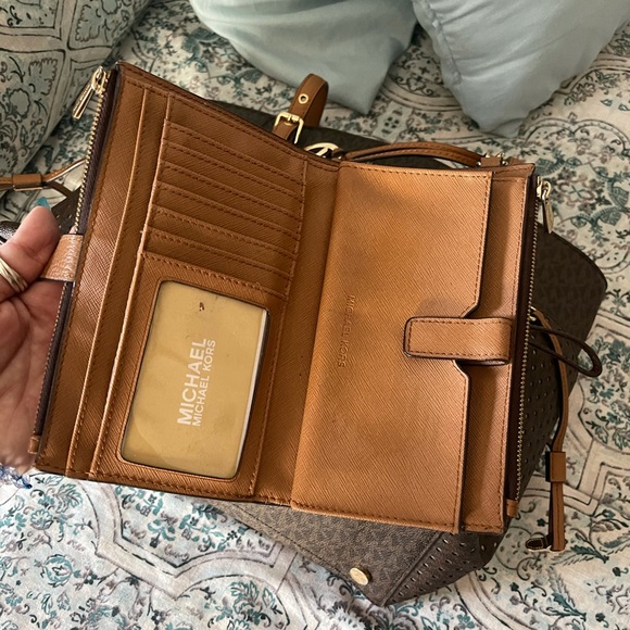 Used MK Tote and matching wallet set. - Picture 3 of 4